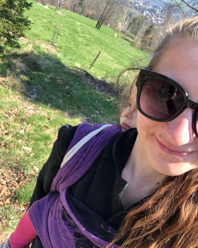 Ondřejník 878 m.n.m. 🏔️

To jsem zase jednou dělala ramena, jak se s tou naši holčičkou, vyškrábeme do oblak, 🌥️ pro ten pořádný rozhled, uděláme si čistě dámskou jízdu, ať si do toho kopce pořádně vyfrknem, jenže, to bych na tu dámskou jízdu musela zůstat doma.

Hned ze startu nám kolabovala vlaková doprava, žejo. 🚂 Sem na to po tý dlouhý zimě zapomněla. 🙈 
Na posledních pět set metrů do cíle, si naše holčička řekla, že teda teď už fakt bolej nožičky, tak že jde “Hopa! Mami!”. Ono by to vůbec nevadilo, kdyby jsem u všeho nebyla roztěkaná, jako myš 🐭na závodní dráze z ementálu. Takže jsem ten handré na tom koši hrudním blbě nahodila, tak mi to tam na tý fotce plandá. 
V cíli nám došlo pití a jako správný vítěz jsem si mávala bankovní kartou, na co hotovost, žejo, když už se dneska platí i hodinkama. Všude! Na kopcích ale ne. Jen tak mezi náma. 

Suma sumárum to byl ale krásnej výlet! Vážně! Ty výhledy, těch turistů! Na jeden kopec jsme se všichni nevlezli! Domů jsme se vrátili všichni, celý! ♥️ A to hřiště, to Vám bylo vážně parádní! Zabavilo matky i dcery! A naše holčička to fakt prakticky vodťapala! Po svejch! Skoro celý! ♥️

Ale abych jen nekecala. Na tyhlenty kopečky se dá dostat jak lesem, tak po asfaltu. My naši výpravu ovšem zahájili na “Lesní cestě Vyhlídka”, pro radost nejmenším účastníkům zájezdu. A povedlo se! 
Najdete tady klouzačku, houpačky, pexeso, naučný cedule, parkurové hřiště a ještě něco navíc. Každý si tady přijde na své! Nekecám!
A když se naše děti zvládly odloupnout z klouzačky, vzali jsme to lesem, rovnou nahoru. Zpátky jsme se pak vraceli po asfaltu, aby jsme okusili trasy obě. 
Pokud vám ale voní spíše ta cesta asfaltová, jděte po modrý, prosím pěkně!! 🔵 

Jen si vyberte den, kdy Vás už od vlaku nebudou vítat cedule na místní akci, v cíli se nebudou fotit čarodějnice a možná Vás tam potom bude o značný kus méně. Frontu na jupíka pak budete stát o hodinu a půl kratší čas. 🧭 I přes tenhle drobný nedostatek to byl ale den jako korálek! ☀️
.
.
.
#vyletsdetmi #cestujemesdetmi #zivotsdetmi #ondrejnik #dyckypivone